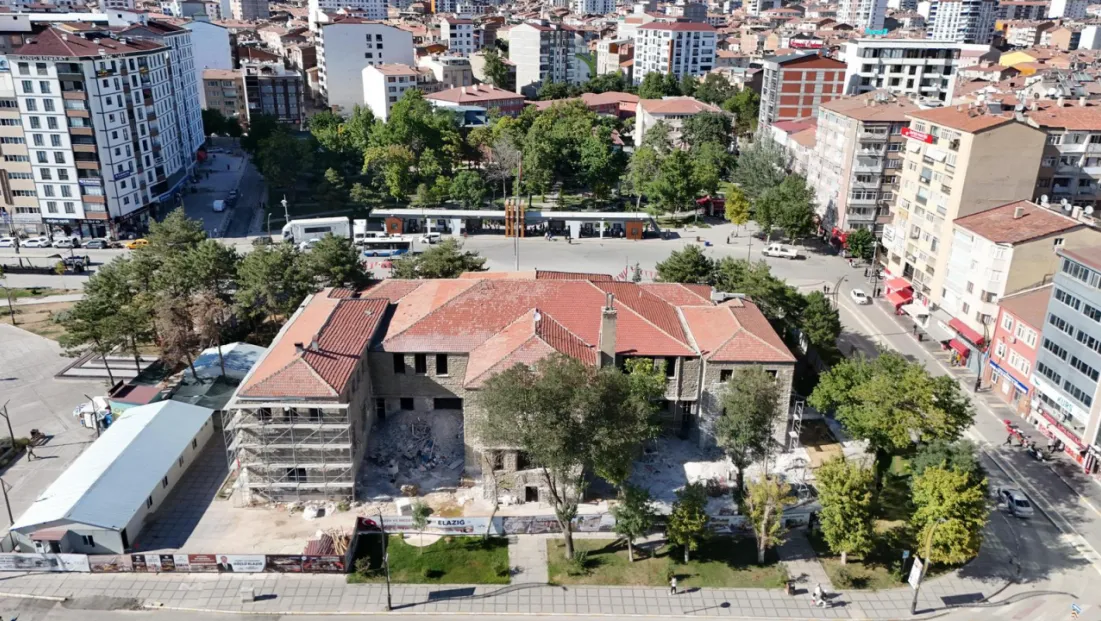 BAŞKAN ŞERİFOĞULLARI, TARİHİ ÖĞRETMENEVİNDE ÇALIŞMALARI İNCELEDİ