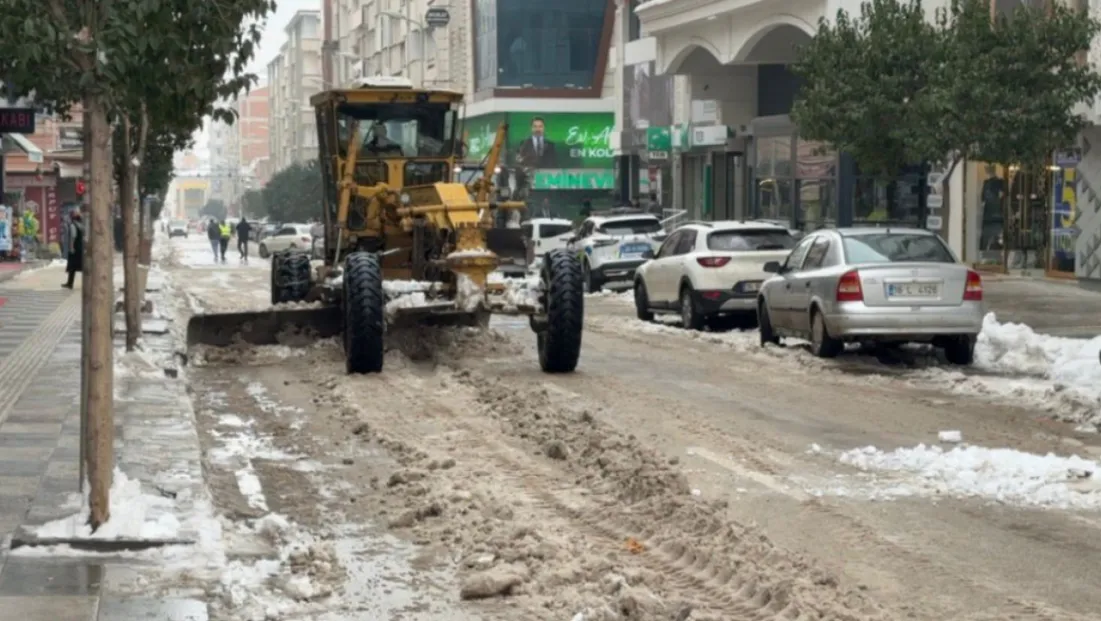 Elazığ Belediyesi, Vali Fahri Bey Caddesi'nde Kar Küreme ve Temizlik Çalışması Yaptı