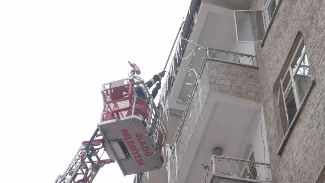 Elazığ İtfaiyesi Kent Genelinde Buz Sarkıtlarına Müdahale Ediyor