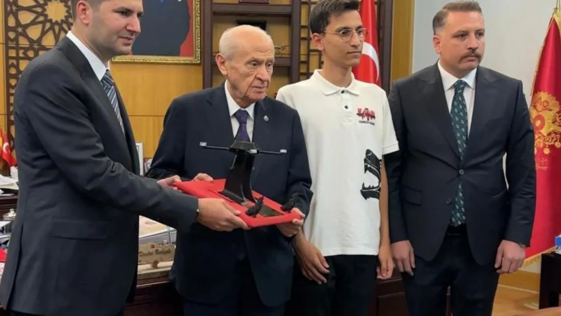 TÜRKHAN İHA Prototipi, MHP Lideri Devlet Bahçeli’ye Takdim Edildi