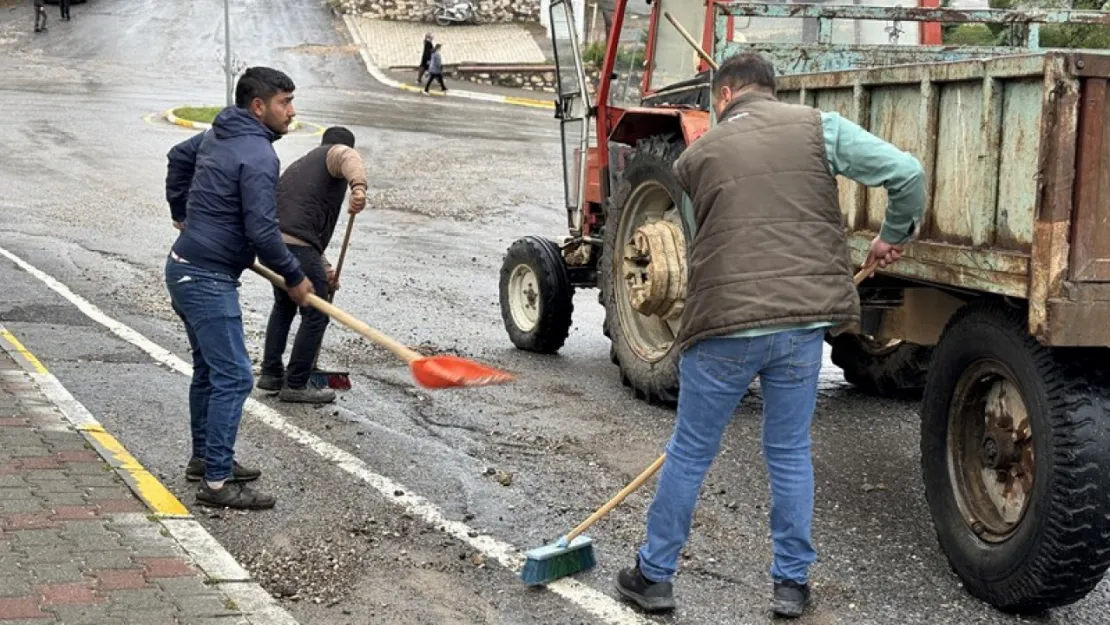 Arapgir'de Dolu Ve Sel Sonrası Belediye Ekiplerinden Hızlı Müdahale