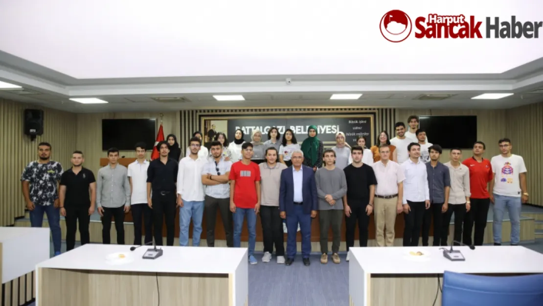 Başkan Güder, YKS'de Başarılı Öğrencileri Ödüllendirdi