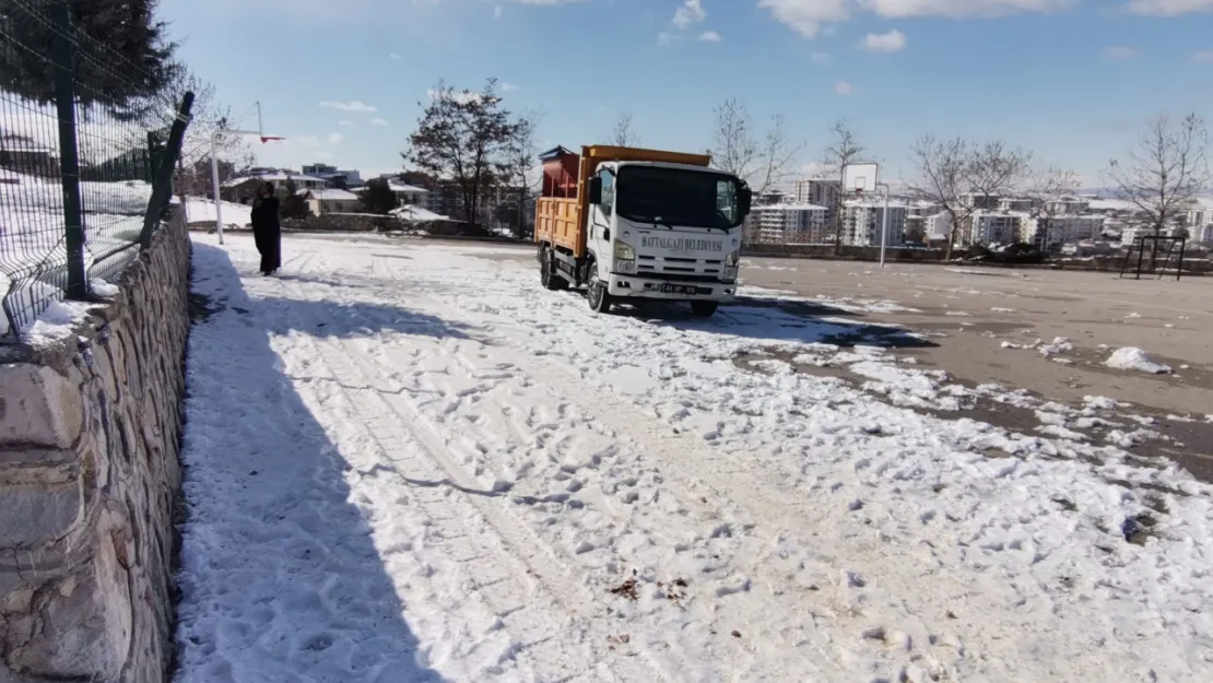 Battalgazi'de Ekipler Tuzlama Çalışmalarına Devam Ediyor