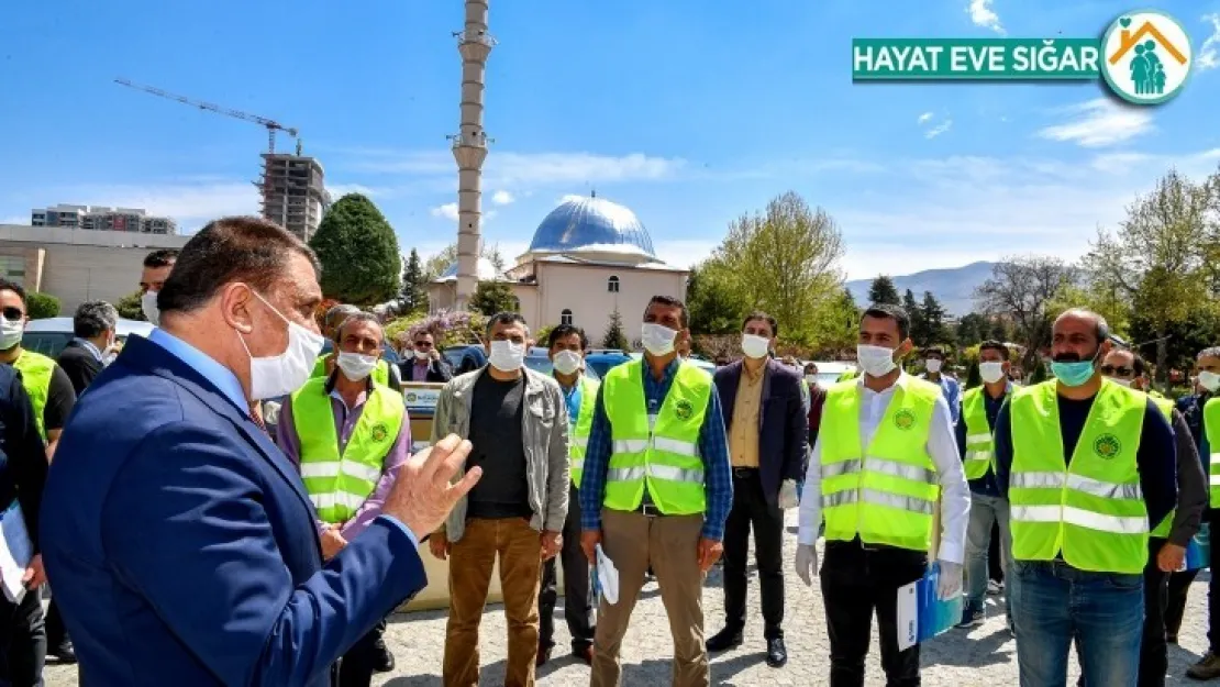 Büyükşehir Belediyesi kendi elemanları ile evlere maske dağıtıyor