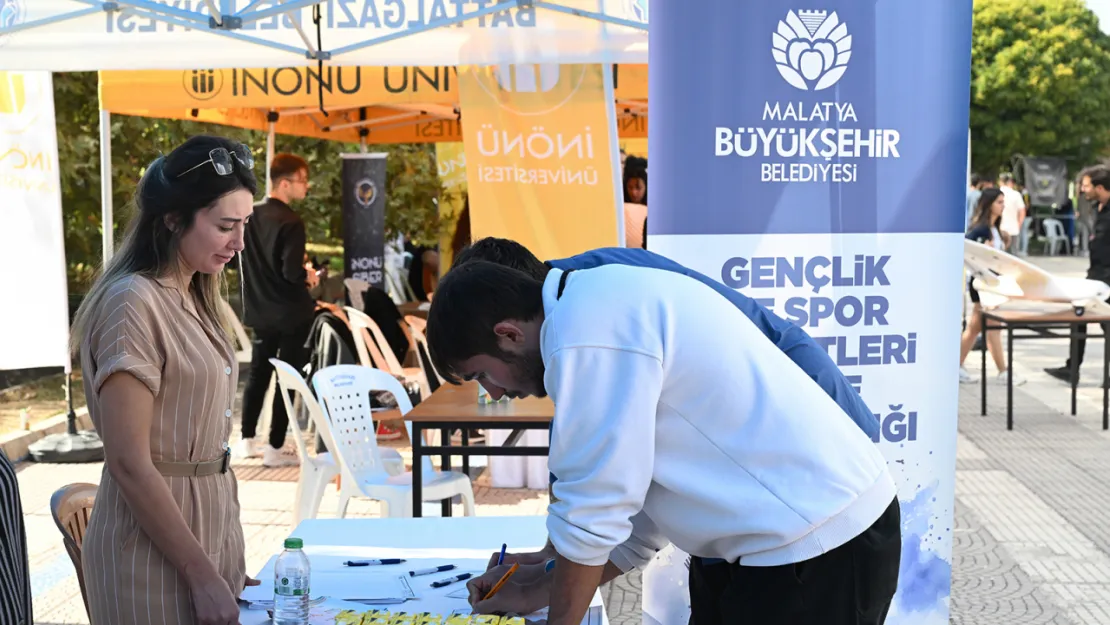 Büyükşehir Belediyesi Tanıtım ve Bilgilendirme Standına Yoğun İlgi