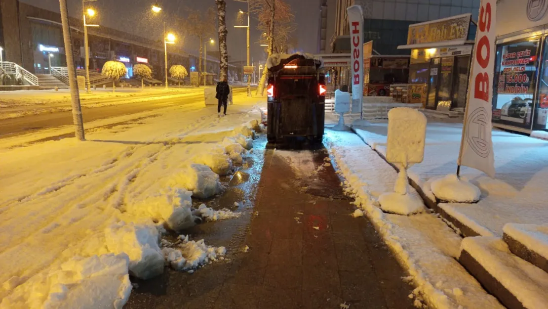 Büyükşehir Belediyesinden Kar Mesaisi