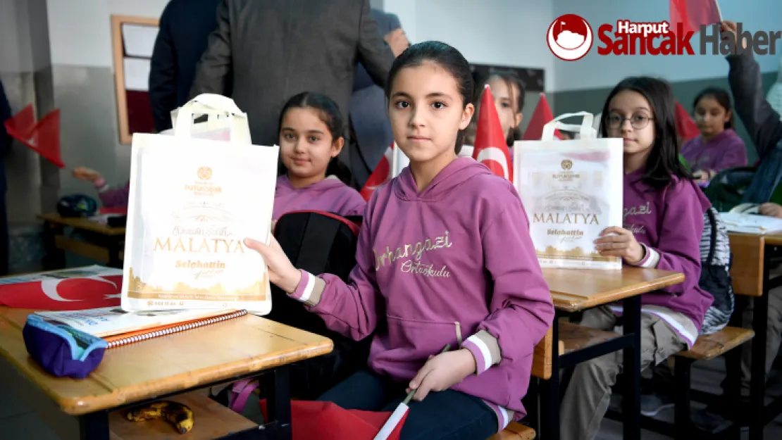 Büyükşehir Belediyesinden Ortaokul Öğrencilerine Kitap Desteği