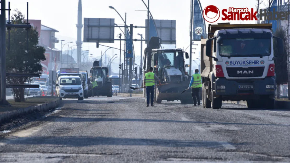 Büyükşehir Kar Yağışı Sonrası Yollarda Oluşan Olumsuzlukları Gideriyor