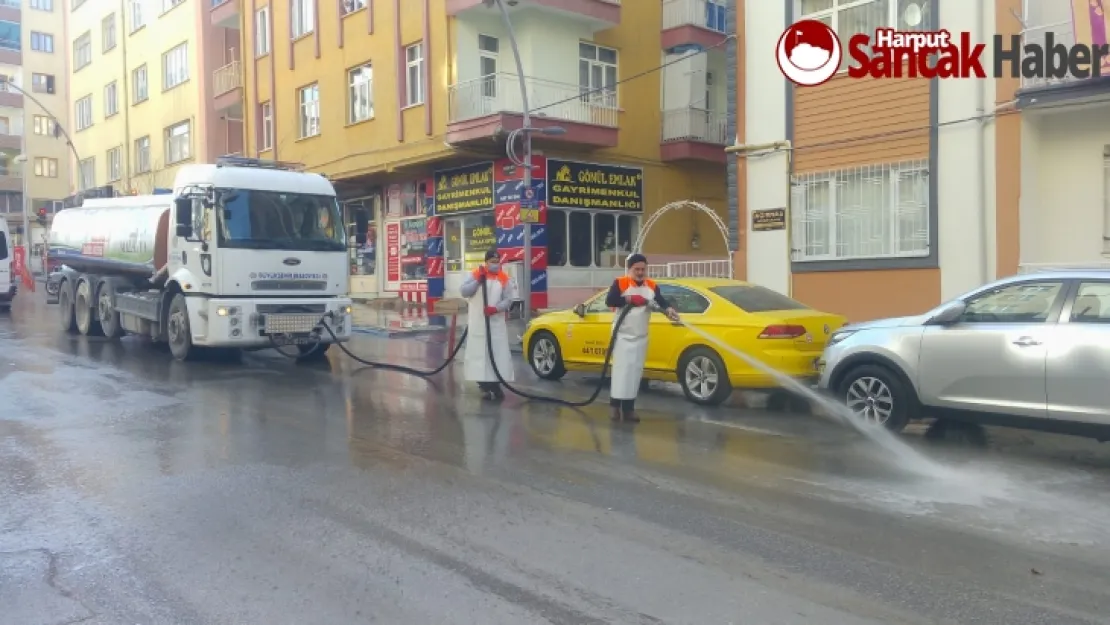 Cadde ve Kaldırımlar Deterjanlı Sularla Yıkandı