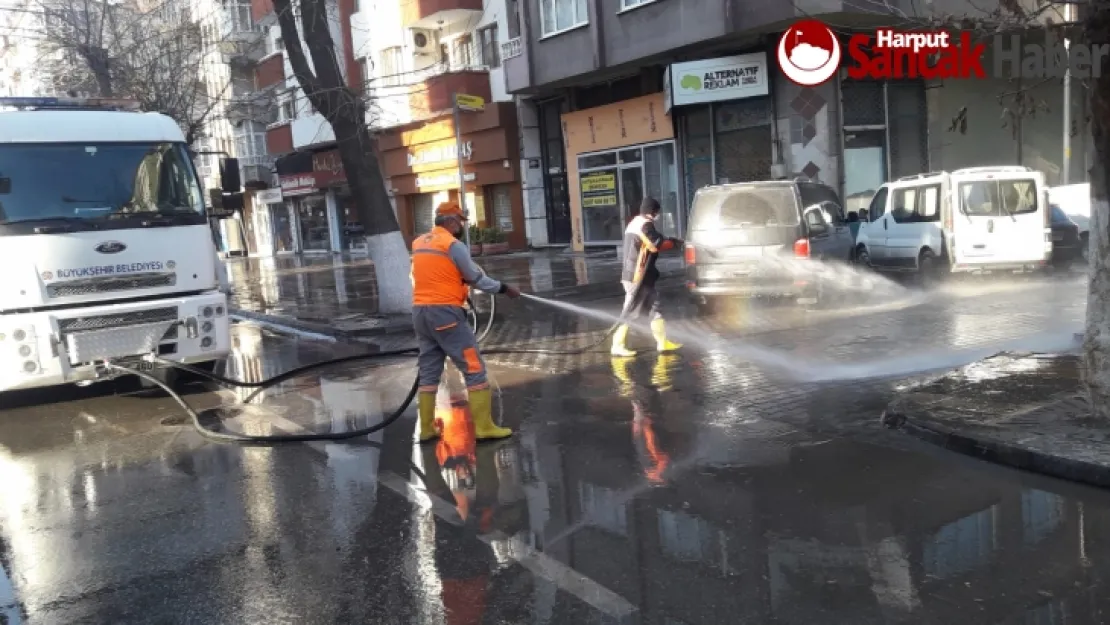 Cadde Ve Kaldırımlar Deterjanlı Sularla Yıkanıyor