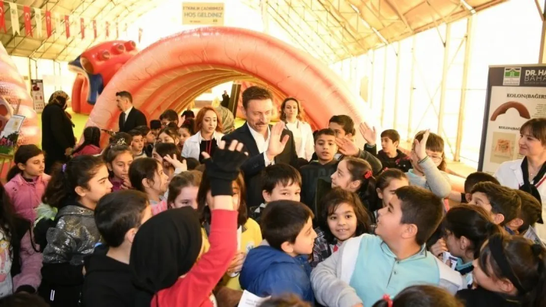Çocuklar 3D maketlerle iç organları tanıyor