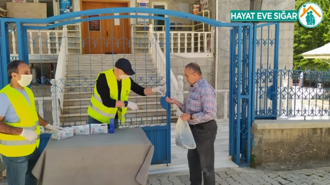 Cuma Namazına Gelenlere Maske Dağıttı