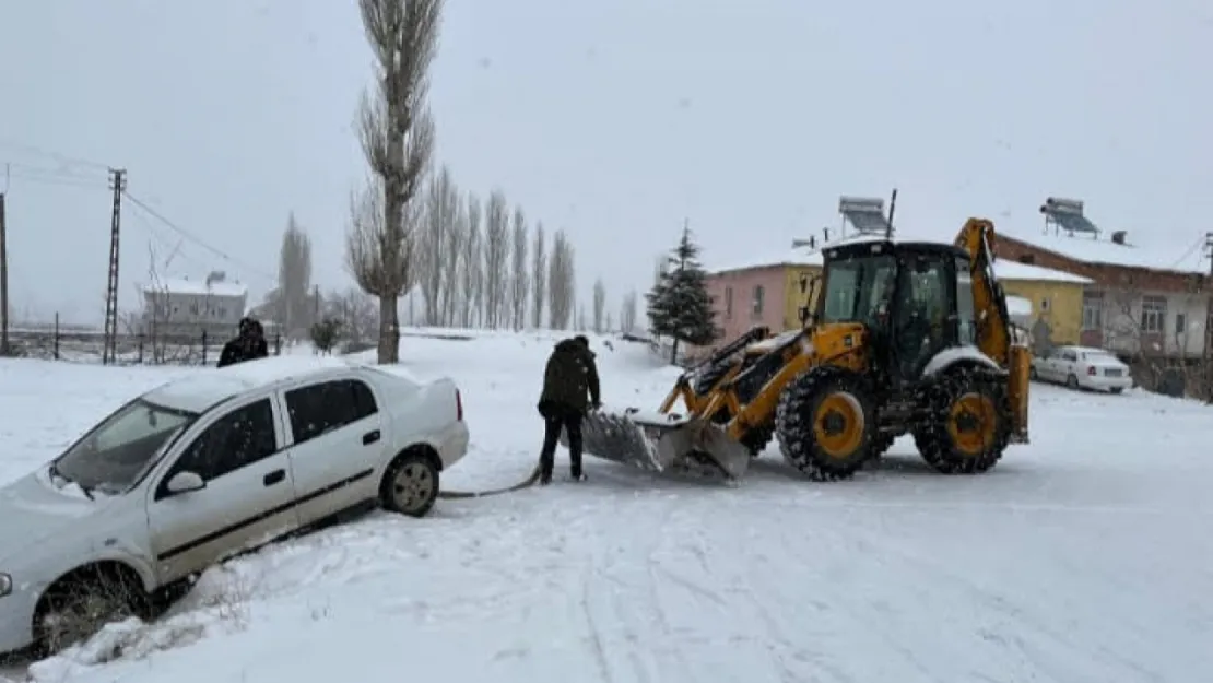 Doğanşehir Belediyesi Kara Saplanan Araçları Kurtarıyor