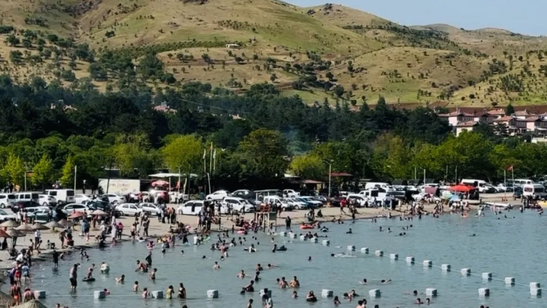 Doğu'nun İncisi Hazar Gölü, Ziyaretçi Akınına Uğruyor
