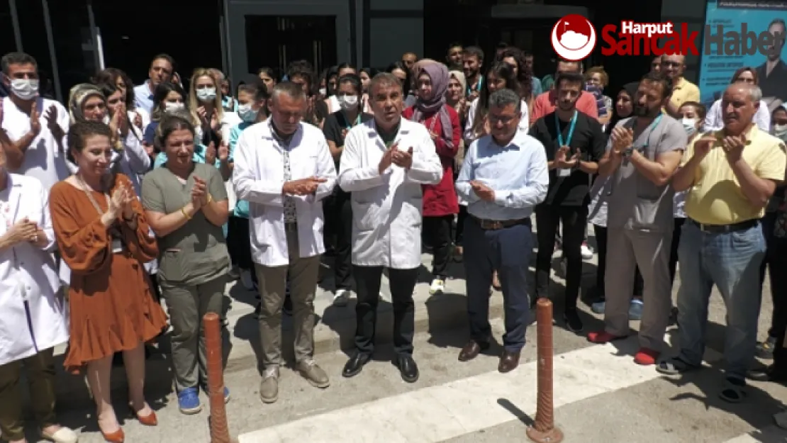 Doktor Oktay Kapan İçin İş Arkadaşları Hastane Önünde Protesto Yaptı