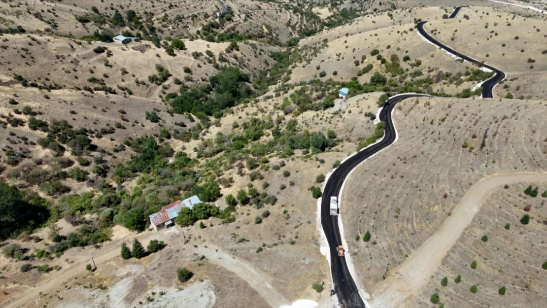 Elazığ Belediyesi, 8 Mahallede Sathi Kaplama Yol Yapım Çalışması Gerçekleştiriyor