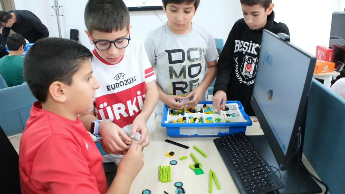 ELAZIĞ BELEDİYESİ DİJİTAL GENÇLİK MERKEZİ'NDE EĞİTİMLER BAŞLADI