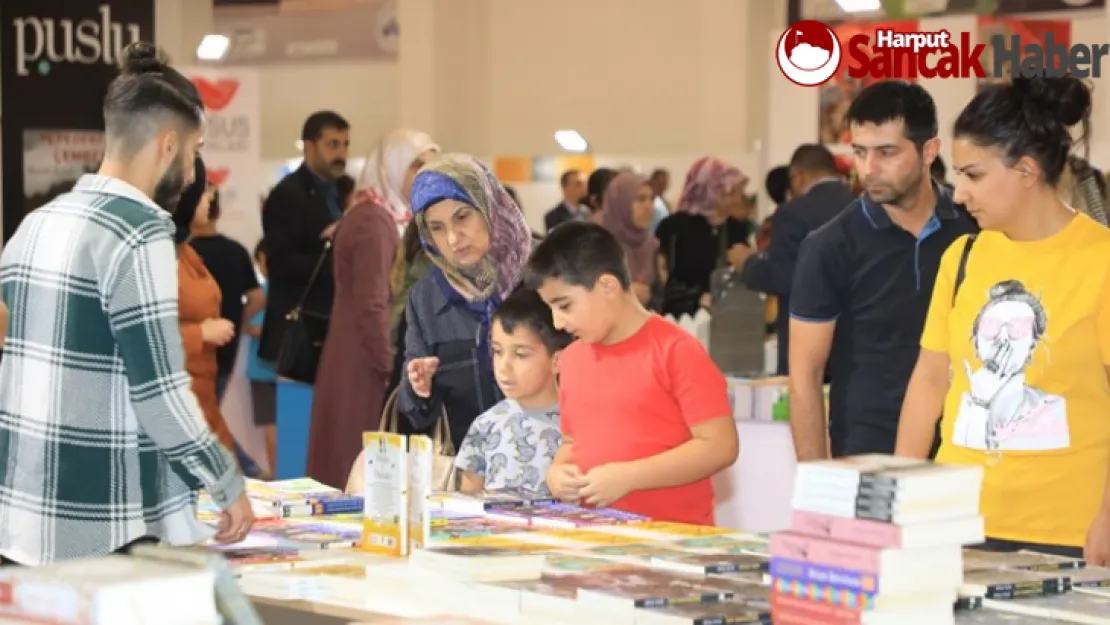 Elazığ Belediyesi Kitap Fuarı'na Vatandaşlardan Yoğun İlgi