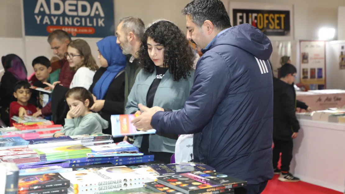 Elazığ Belediyesi Kitap Fuarı'na Yoğun İlgi