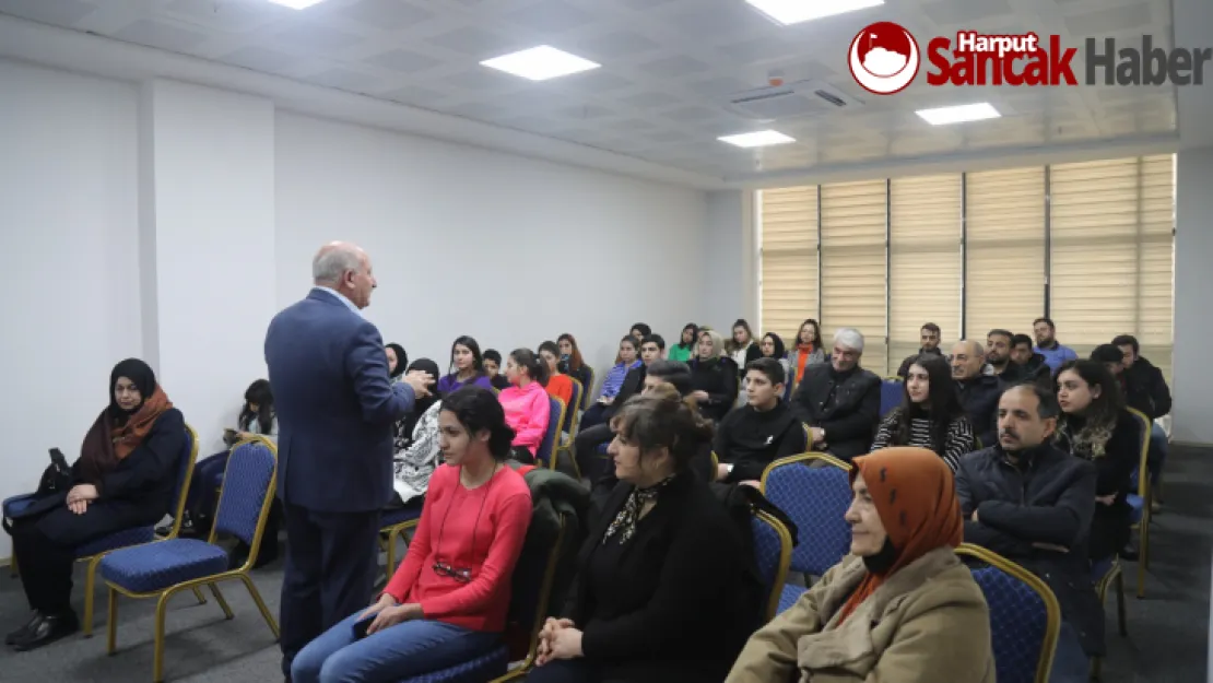 Elazığ Belediyesi Yazarlık Atölyesi'ne Katılan Kursiyerlere Katılım Belgeleri Verildi