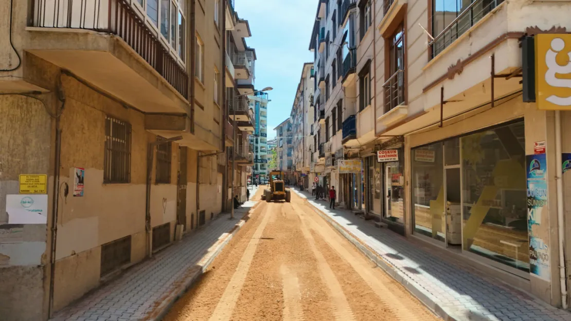 ELAZIĞ BELEDİYESİ, YENİ MAHALLE'DE ASFALTLAMA ÇALIŞMALARINI SÜRDÜRÜYOR