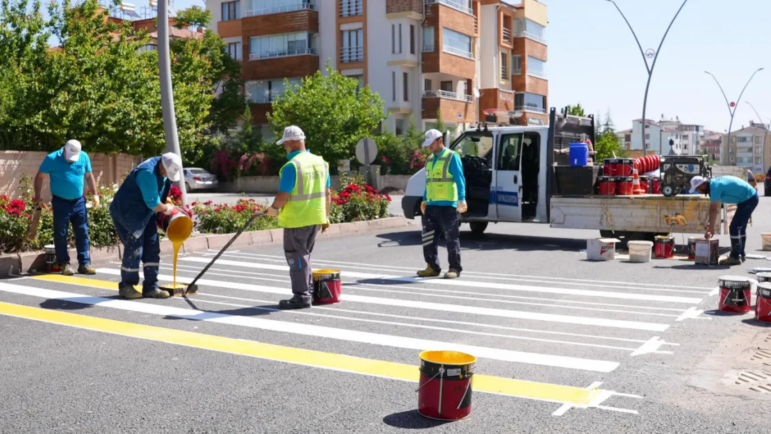 ELAZIĞ BELEDİYESİ YOLLARDA YOL ÇİZGİ, YAYA ÇİZGİSİ VE İŞARET ÇALIŞMALARI GERÇEKLEŞTİRİYOR