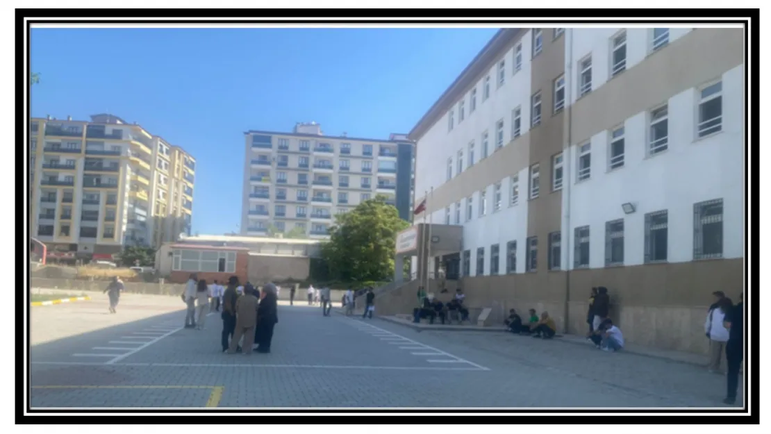Elazığ'da YKS Maratonu Devam Ediyor: Veliler Nefesini Tuttu