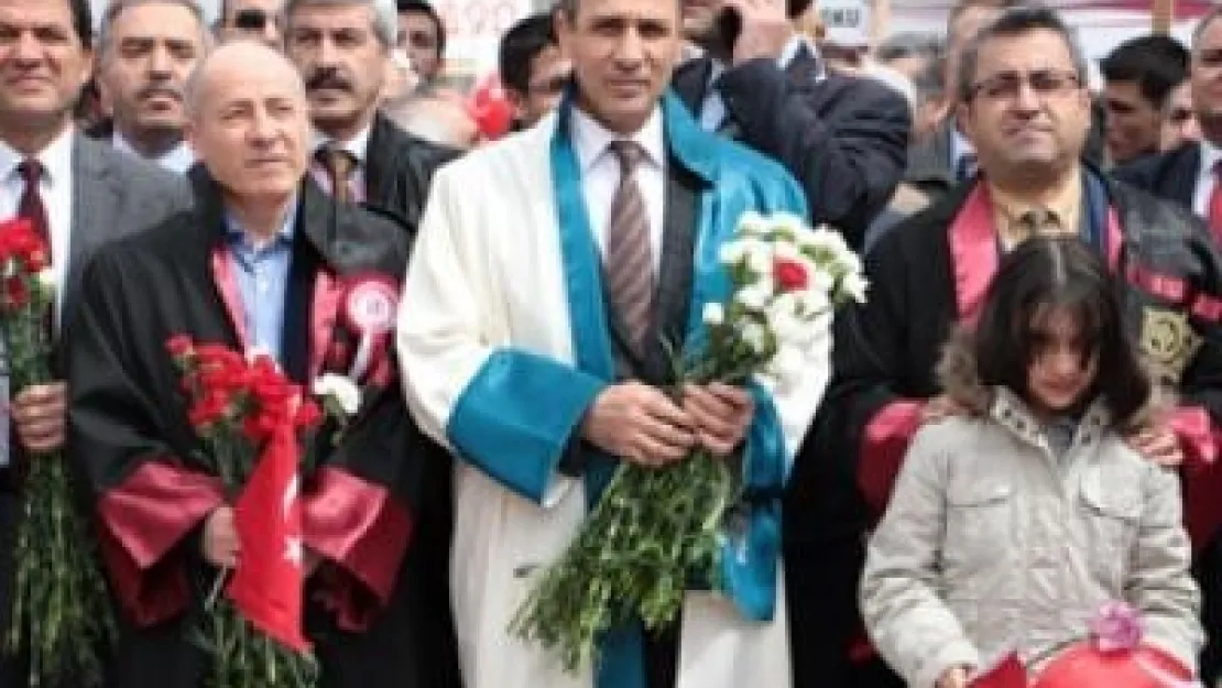 Fırat Üniversitesi 40. Yıl Yürüyüşü Coşkulu Geçti