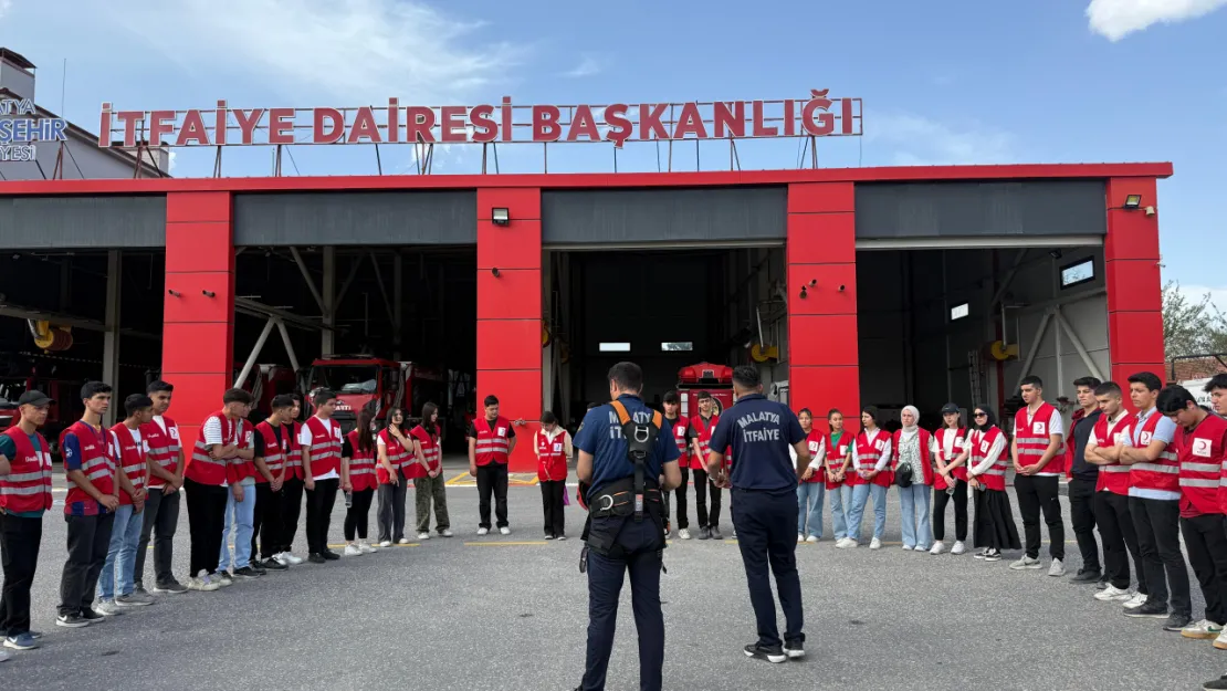 Genç Kızılay Ekibine Afet Ve Yangın Konularında Eğitim Verildi