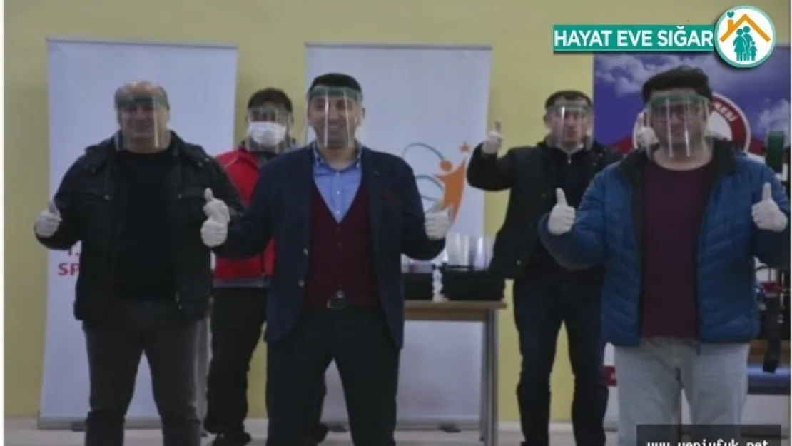 Gençlik Merkezi'ndeki Görevli Gençler'den Günde 300 Adet 'Siperli Maske