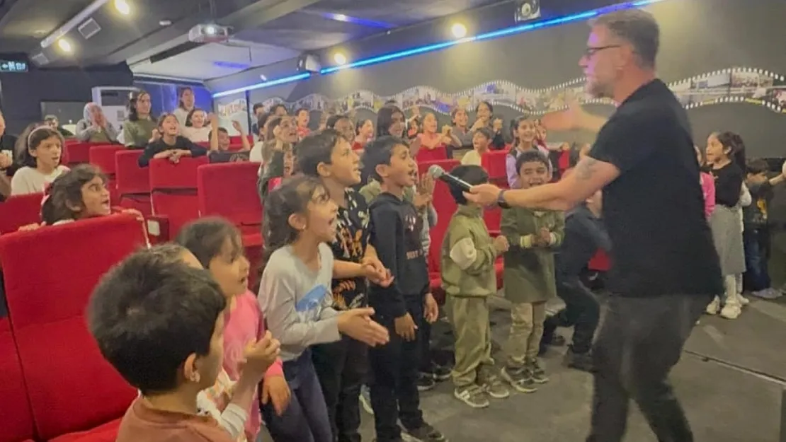 Gezen Sinema Tırı Baskil'de Çocuklarla Buluştu