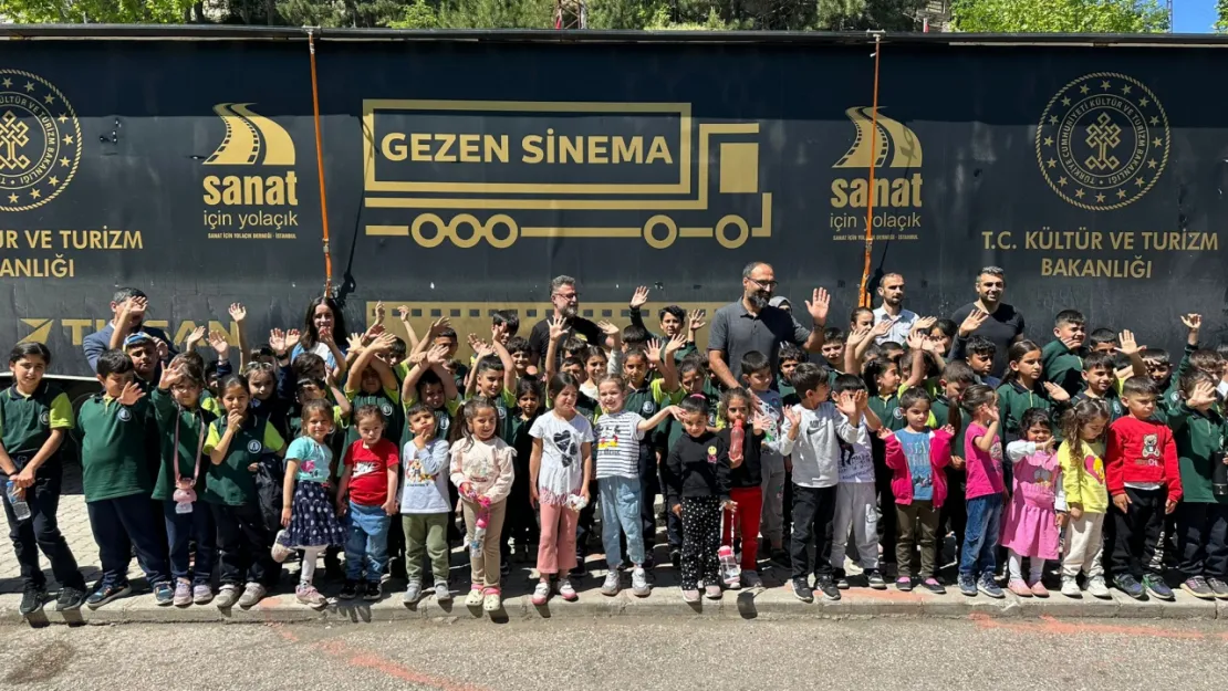 Gezen Sinema Tırı Elazığ'da Binlerce Çocuğu Sinemayla Buluşturuyor