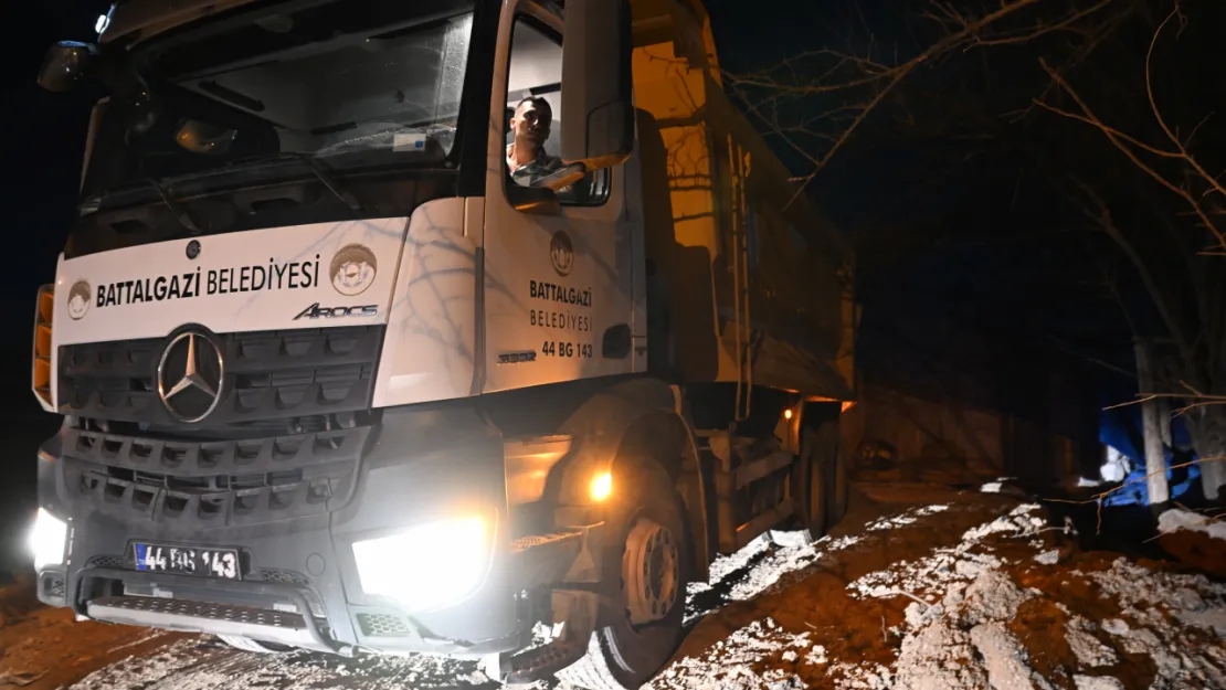 Hasırcılar'da Gece Mesaisi: Çamur Derdine Son