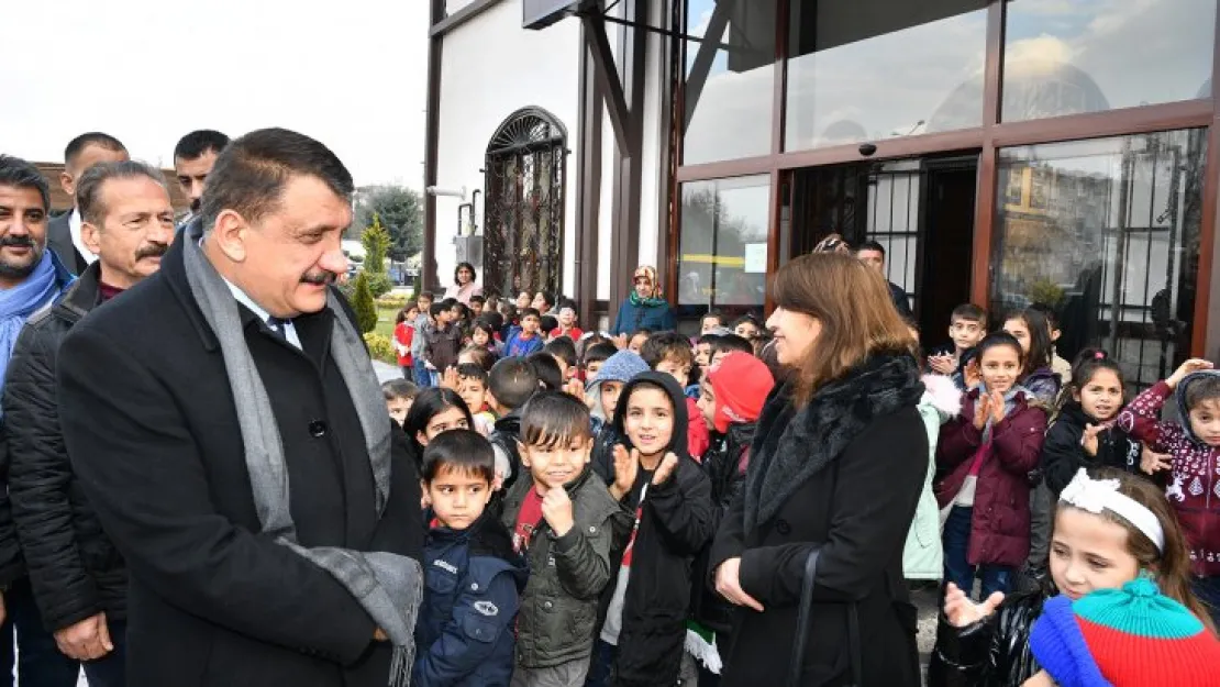 Hayırsever işadamından 3 bin öğrenciye giyecek yardımı