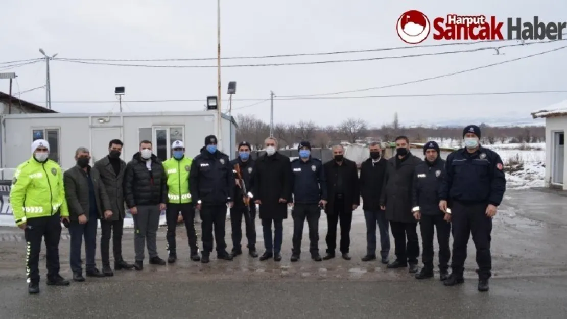 Malatya ve Van'da Denetim Yapan Polislere Tatlı İkramı