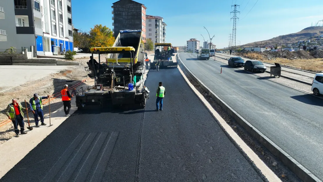 Mehmet Akif Üstündağ Caddesi'ni Güvenli Ve Konforlu Hale Getiriyor