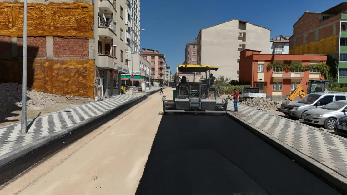 Rızaiye Mahallesi'nde Yol Yenileme Çalışması Yapıyor