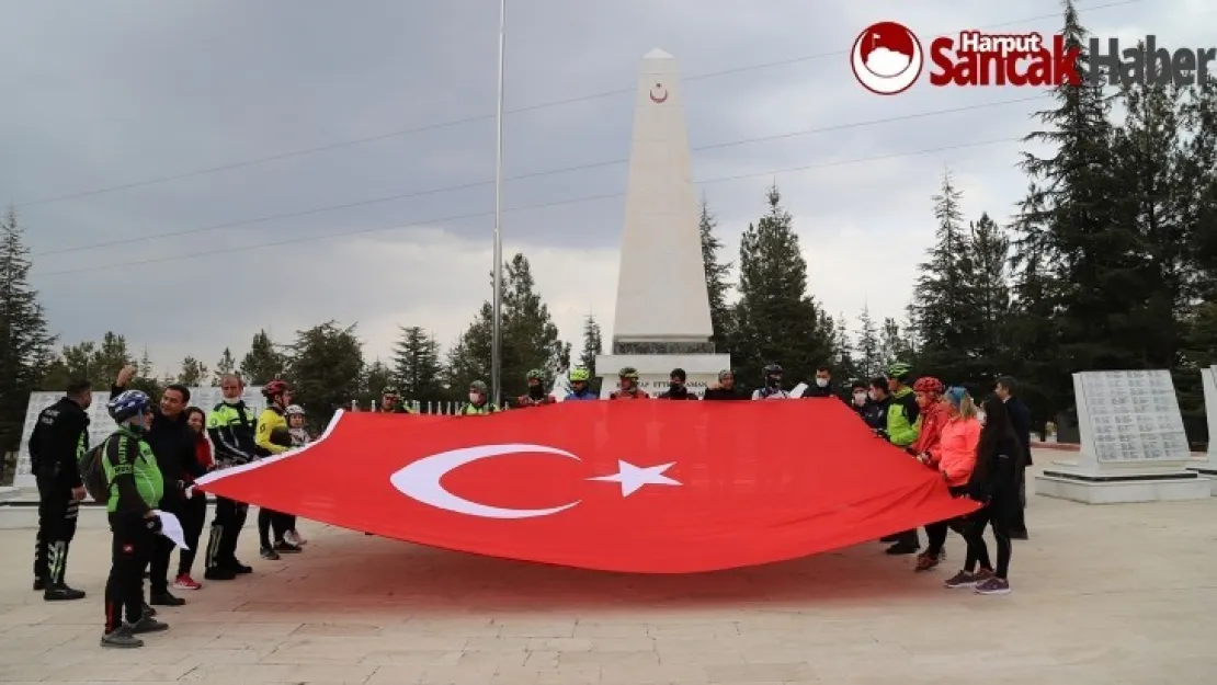 Tarih, Mekân Ve Milli Ruh İçin Pedal Çevirip, İstiklal Marşını Okudular