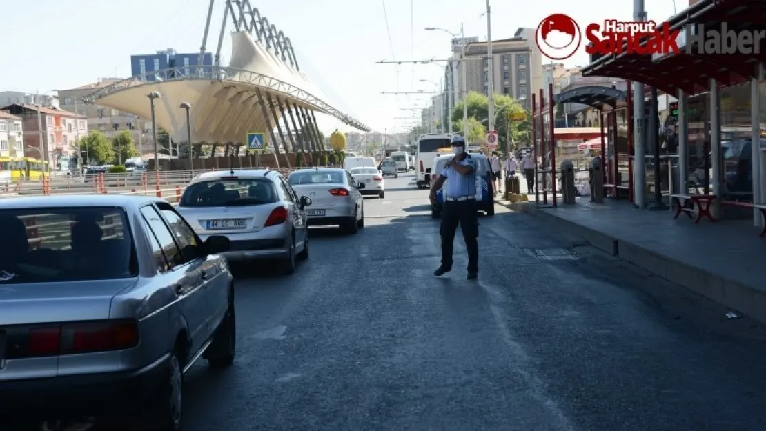 Trambüs duraklarında park ihlali olmaması için sürücülere uyarı