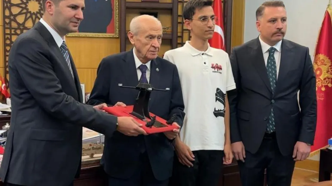 TÜRKHAN İHA Prototipi, MHP Lideri Devlet Bahçeli'ye Takdim Edildi