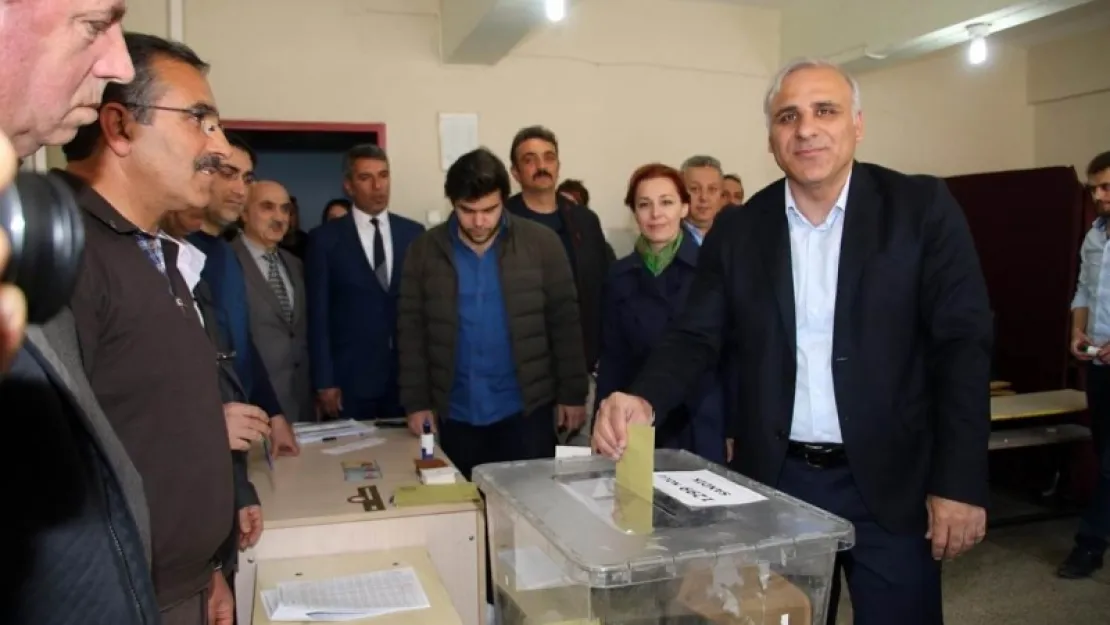 Vali Zorluoğlu Ailesiyle Birlikte Oyunu Kullandı