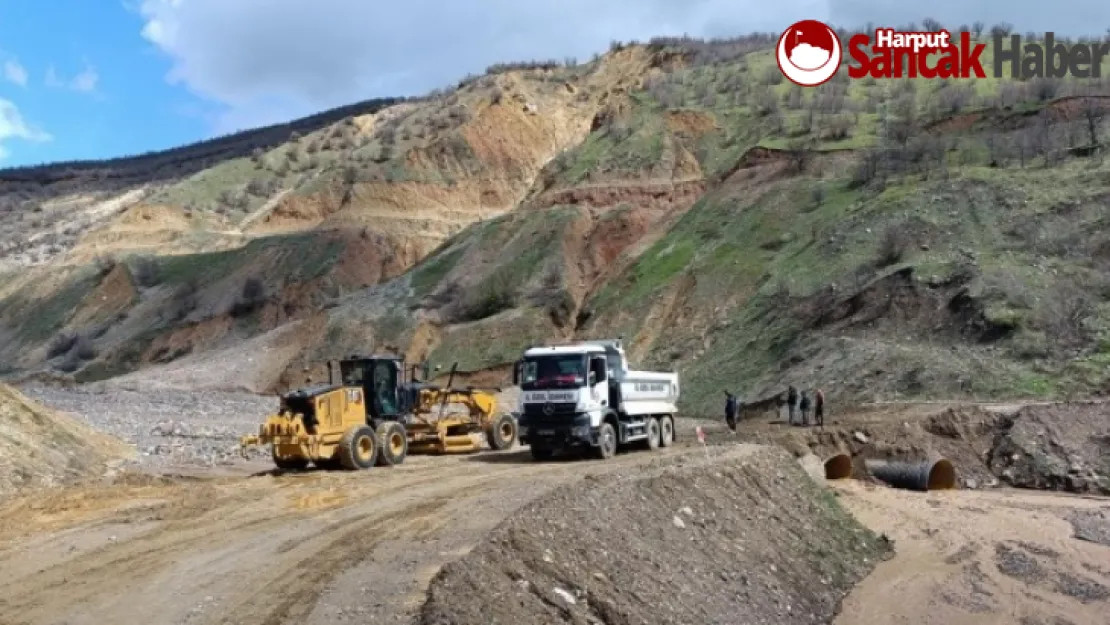 Yağıştan Etkilenen Köy Yollarını Onarılıyor