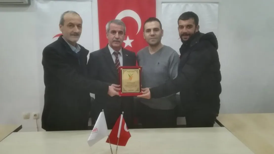 YEŞİLDERden Kızılay'a anlamlı plaket