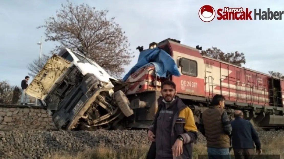 Yük Treni Kamyona Çarptı: 5 Yaralı