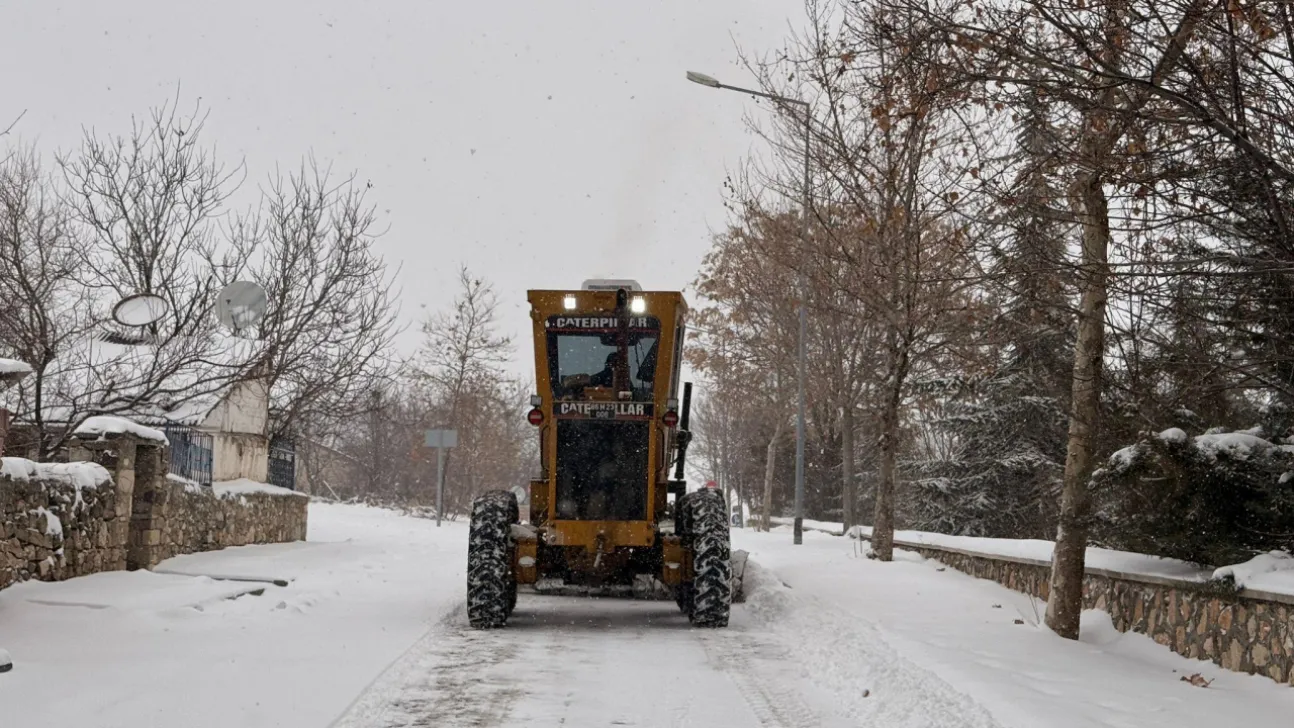 Elazığ Belediyesi Karla Mücadele Ekiplerinden Yoğun Mesai
