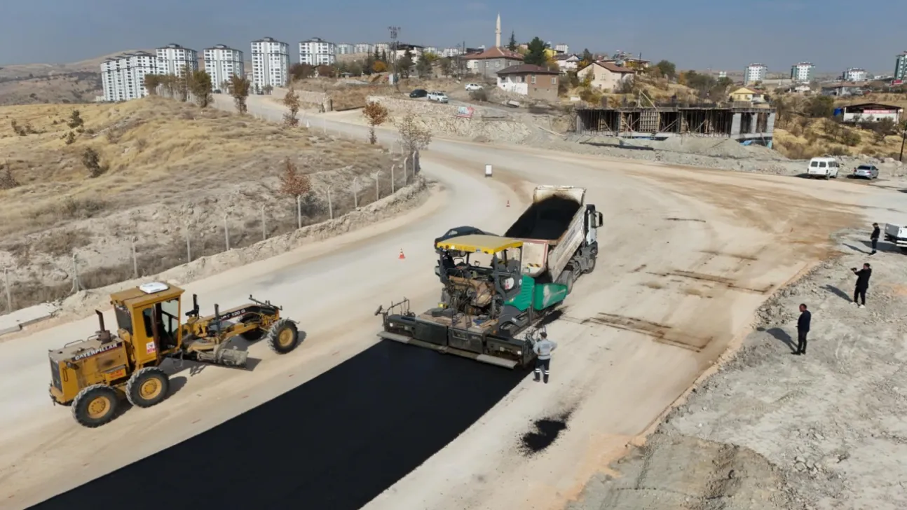 ELAZIĞ BELEDİYESİ'NİN YÜRÜTTÜĞÜ YOL YENİLEME ÇALIŞMALARI DEVAM EDİYOR