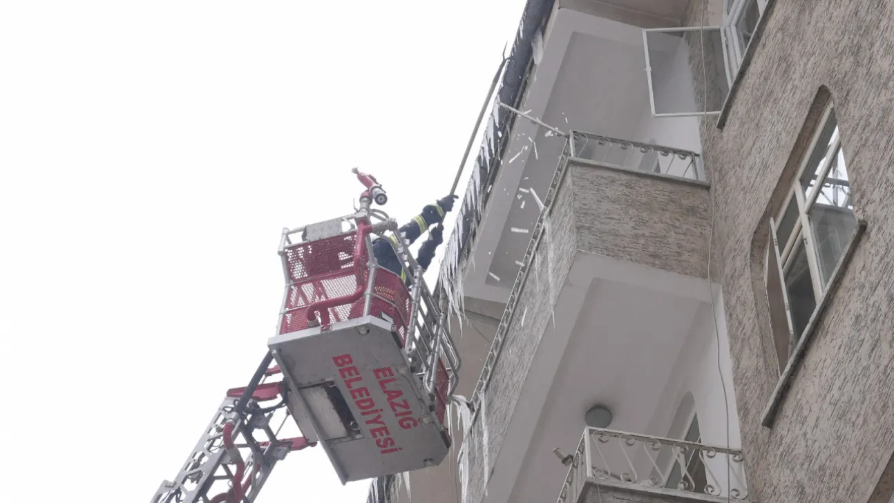 Elazığ İtfaiyesi Kent Genelinde Buz Sarkıtlarına Müdahale Ediyor