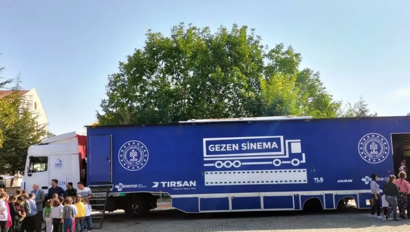 Elazığ'ın İlçeleri 'Gezen Sinema Tırı' ile Buluşuyor