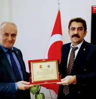 Başkan Dağ'dan Tapu Müdürü Salman Selağzı'na Takdir ve Plaket