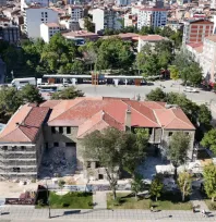 BAŞKAN ŞERİFOĞULLARI, TARİHİ ÖĞRETMENEVİNDE ÇALIŞMALARI İNCELEDİ